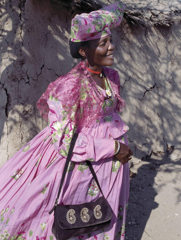 成年人,一个人,竖图,彩色,帽子,非洲,纳米比亚,仅一个女性,粉色,紫色,摄影,五颜六色,明亮,色彩斑斓,肖像,五彩缤纷,非洲文化,五彩斑斓,五光十色,女人,非洲人,彩图,传统服装,传统文化,赫雷罗族