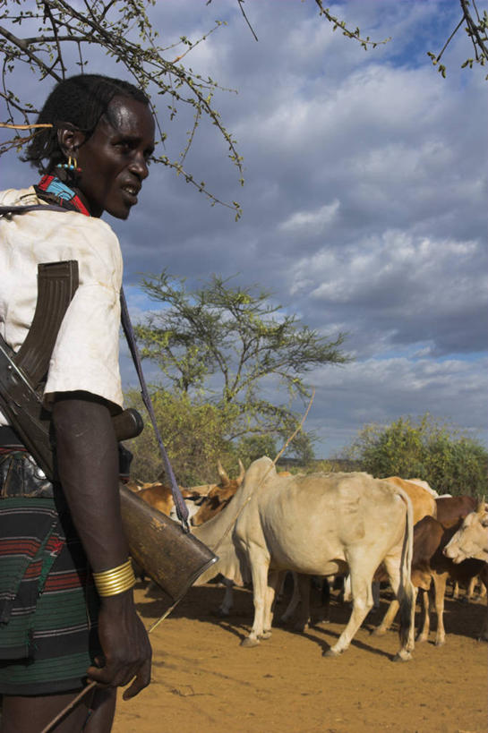 成年人,一个人,竖图,非洲,埃塞俄比亚,仅一个男性,枪支,武器,摄影,肖像,来福枪,奥莫低谷,AK47步枪,男人,彩图,传统文化