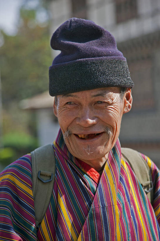 成年人,老年人,脸,头,脸颊,一个人,微笑,竖图,室外,白天,正面,快乐,不丹,仅一个男性,仅一个人,肩膀,仅一个老年男性,人体,摄影,气象,气候,肖像,老年男性,男人,男性,头部,脸部,脸蛋,面部,彩图,镜像文件