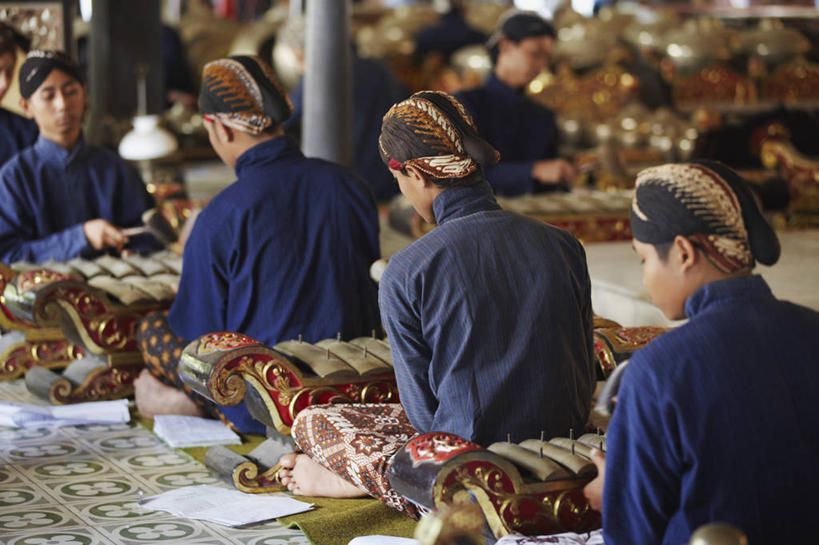 成年人,宫殿,坐,横图,室内,白天,旅游,印度尼西亚,头饰,乐器,摄影,音乐人,灵性,爪哇,日惹,加麦兰,彩图,传统服装,传统文化,管弦乐队