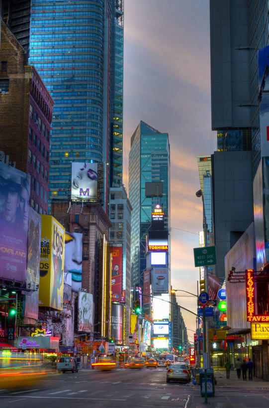 竖图,室外,运动模糊,长时间曝光,城市,摩天大楼,霓虹灯,汽车,纽约,美国,曼哈顿,交通,黄昏,摄影,照亮,北美,北美洲,美洲,纽约市,纽约州,帝国之州,帝国州,北亚美利加洲,亚美利加洲,彩图,旅行,第七大道,美利坚合众国,曼哈顿区,纽约县,曼哈顿岛