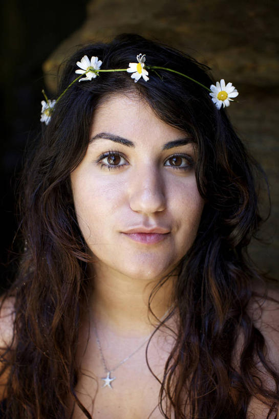 脸,头,脸颊,一个人,竖图,室外,白天,快乐,幸福,美国,玛格丽特,肩膀,雏菊,花,菊花,活力,摄影,希望,坚强,加利福尼亚,肖像,和平,离别,圣地牙哥市,延命菊,幸福花,春菊,马兰头花,暗恋,纯情,单恋,约拉,天真,年轻人,头部,长发,脸部,脸蛋,面部,彩图,愉快,美人