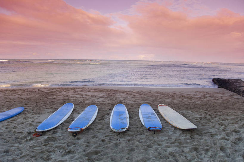 无人,横图,室外,留白,海洋,日落,水,美国,一排,整齐,冲浪板,水平线,晚霞,霞光,落日,排列,黄昏,彩霞,摄影,队列,瓦胡岛,夏威夷群岛,夕照,薄暮,太平洋岛屿,海滩,夕阳,彩图,旅行,傍晚,威基基海滩,斜阳,对焦