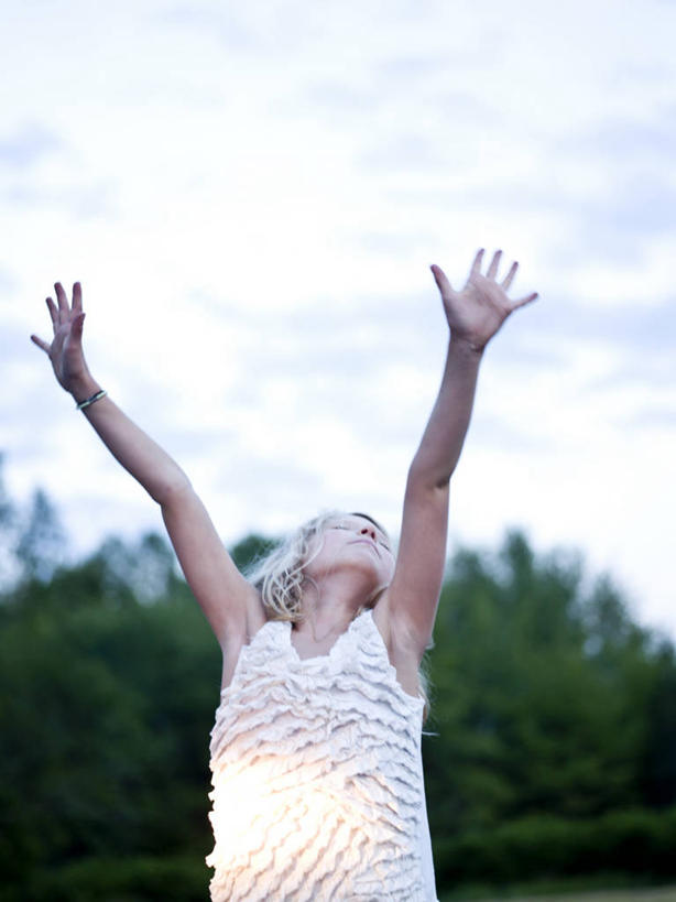 西方人,儿童,头发,一个人,站,举,竖图,室外,白天,留白,正面,纯洁,欧洲,美国,欧洲人,仅一个女性,仅一个人,服装,小孩,衣服,天空,托,仅一个小孩,金色,可爱,平衡,童年,童趣,摄影,服饰,灵感,衣着,穿着,童真,烂漫,无邪,缅因州,波特兰,四肢,衣饰,天真,女孩,女人,女性,白种人,孩子,手臂,闭着眼睛,举起,举手,举着,向上举,向上伸,向上托,半身,彩图,女生,白日梦