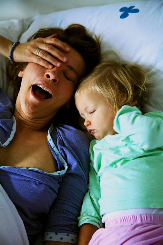 西方人,婴儿,儿童,成年人,中年人,老年人,脸,头,脸颊,头发,两个人,家庭,母亲,女儿,摸,竖图,室内,特写,正面,纯洁,懒惰,床,卧室,英国,欧洲,欧洲人,抚摸,连接,床单,首都,肩膀,小孩,枕头,打哈欠,张嘴,休息,疲倦,温暖,温馨,一家人,金色,放松,可爱,遮,遮掩,摄影,活泼,和睦,疲劳,掩盖,遮挡,疲惫,宝宝,困乏,梦想,张大嘴巴,纯真,烂漫,无邪,遮盖,疲乏,掩饰,委顿,疲困,疲顿,疲钝,倦怠,怠倦,伶俐,天真,老年女性,女性,白种人,孩子,头部,脸部,脸蛋,面部,张开嘴,闭着眼睛,触摸,接触,睡觉,仰卧,半身,彩图,融洽