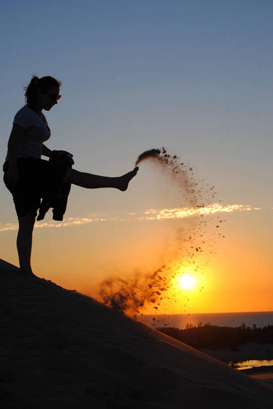 儿童,一个人,站,竖图,室外,纯洁,日落,太阳,植物,日光,美国,仅一个女性,仅一个人,喷,踢,沙子,云,草药,药草,沙丘,中药,小孩,自然,仅一个小孩,赤脚,可爱,童年,童趣,摄影,北美,北美洲,美洲,药材,中草药,剪影,童真,烂漫,无邪,中药材,本草,北亚美利加洲,亚美利加洲,密歇根,密歇根州,貂熊州,狼獾之州,狼獾州,天真,女孩,女人,女性,孩子,休闲活动,彩图,白根子,牛肚根,沙参儿,山菜根,山马踏菜根,土参,银柴胡,银胡,美利坚合众国,女生