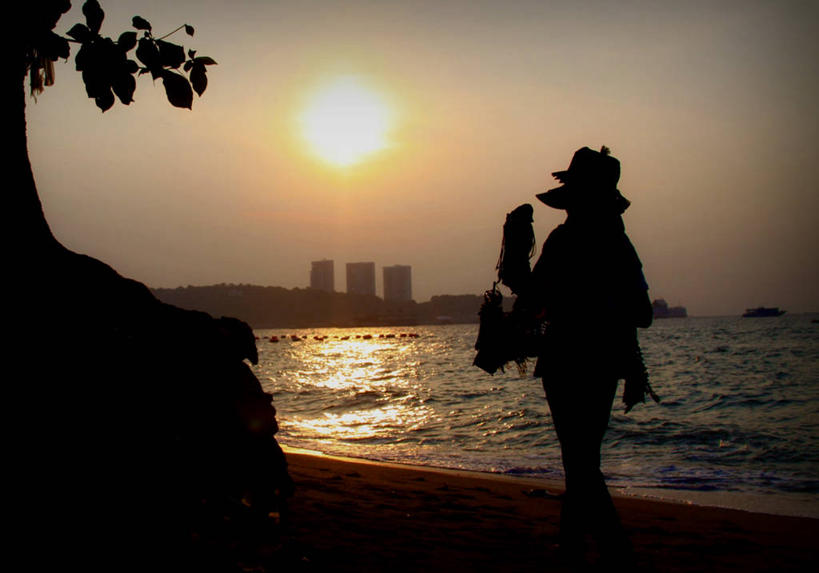 成年人,一个人,站,横图,室外,度假,海洋,日落,太阳,帽子,日光,泰国,仅一个女性,拿着,树,天空,个性,摄影,剪影,芭堤雅,休闲活动,彩图,独处