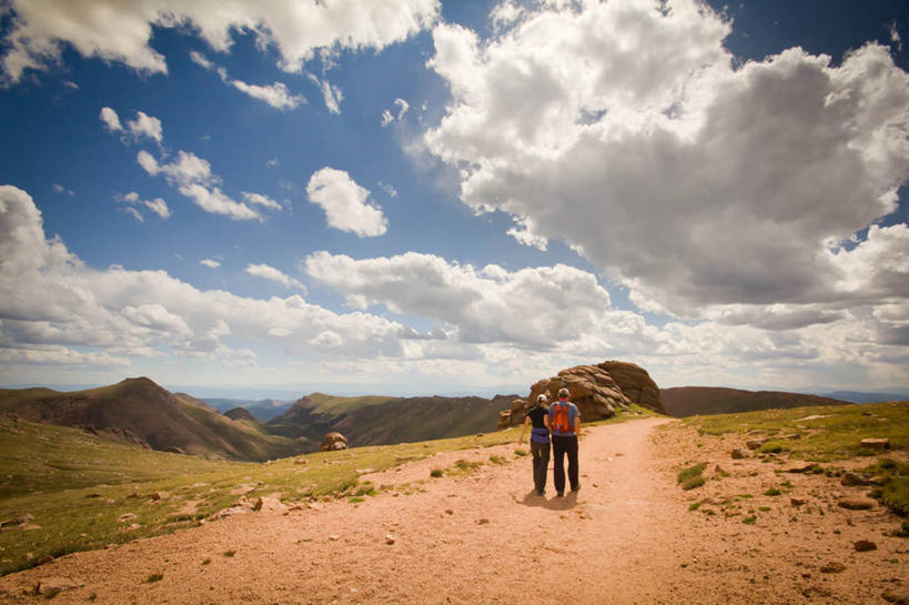 成年人,两个人,横图,室外,白天,山,美国,并排,云,休闲装,背面,自然,摄影,积雨云,科罗拉多州,异性恋,科罗拉多斯普林斯,冒险,男人,女人,步行,彩图