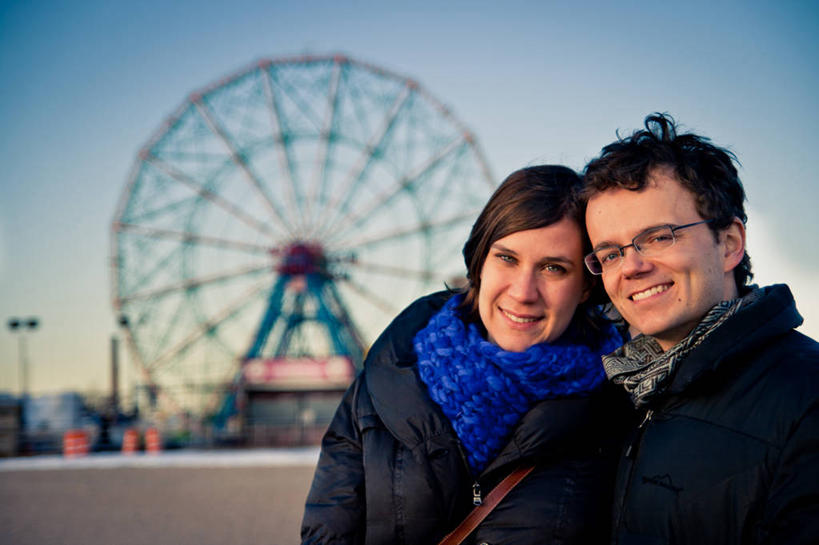 西方人,成年人,中年人,脸,头,脸颊,两个人,游乐园,微笑,横图,室外,白天,欧洲,纽约,美国,欧洲人,肩膀,摄影,享乐,肖像,大转轮,科尼岛,异性恋,年轻女性,中年男性,白种人,年轻人,头部,脸部,脸蛋,面部,彩图