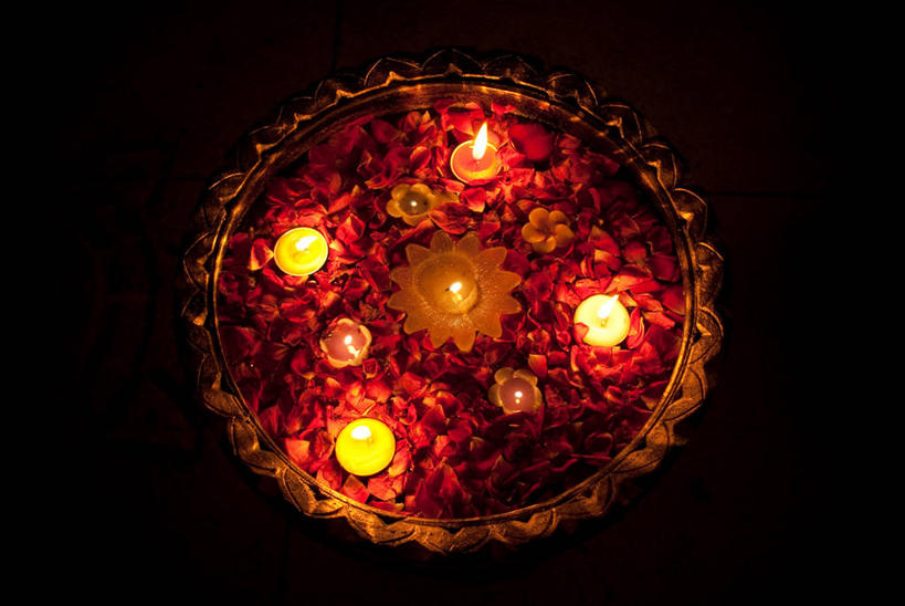 无人,横图,俯视,蜡烛,印度,黑色背景,装饰,花,红色,点燃,摄影,照亮,哈里亚纳邦,彩图,高角度拍摄,影棚拍摄,传统文化,传统节日