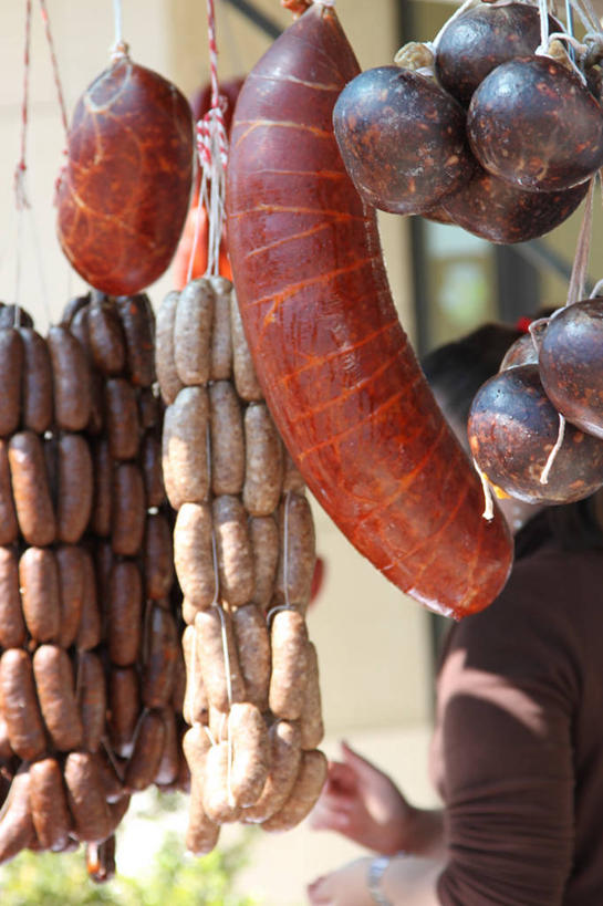 竖图,室外,特写,白天,商务,西班牙,吊挂,悬挂,生食,香肠,市场,挂,货摊,饮食,线绳,零售,摄影,多样,健康食物,巴伦西亚省,彩图,黑香肠