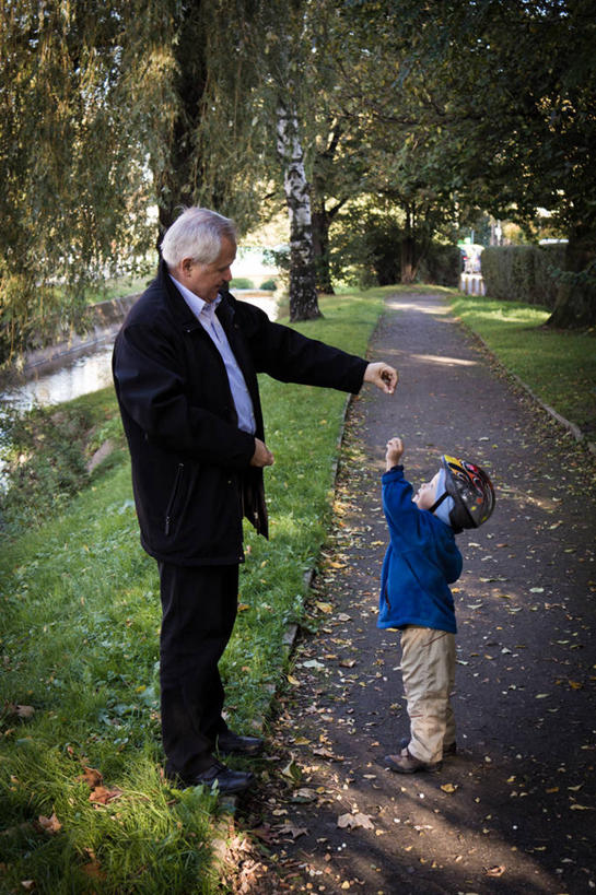 西方人,儿童,成年人,老年人,两个人,家庭,祖父,站,举,竖图,室外,白天,侧面,纯洁,德国,欧洲,欧洲人,连接,套装,头饰,休闲装,草,树,小孩,托,可爱,童年,童趣,摄影,童真,烂漫,无邪,德累斯顿,萨克森,天真,老年男性,男孩,男人,男性,白种人,孩子,孙子,举起,举手,举着,向上举,向上伸,向上托,彩图,给予,代沟