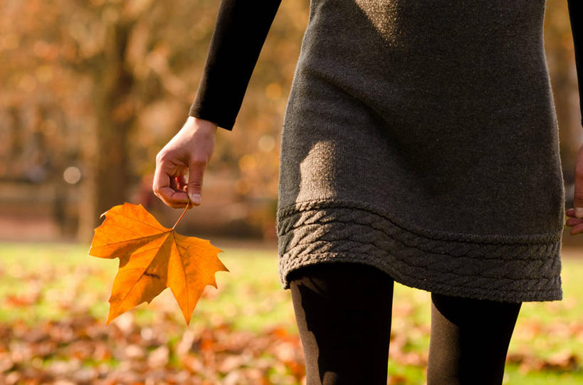 成年人,一个人,横图,室外,白天,叶子,英国,仅一个女性,首都,拿着,摄影,部分,紧身裤,改变,秋天,步行,彩图