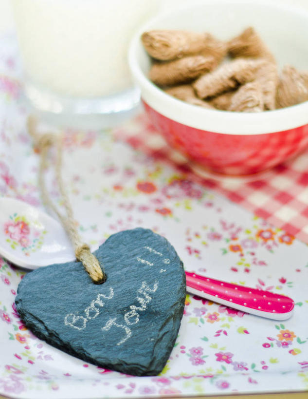 牛奶,无人,竖图,室内,特写,早餐,通讯,西班牙,花纹,文字,食品,首都,饮食,饮料,碗,马德里,摄影,英文字母,清新,健康食物,想法,心型,玻璃杯,彩图,爱