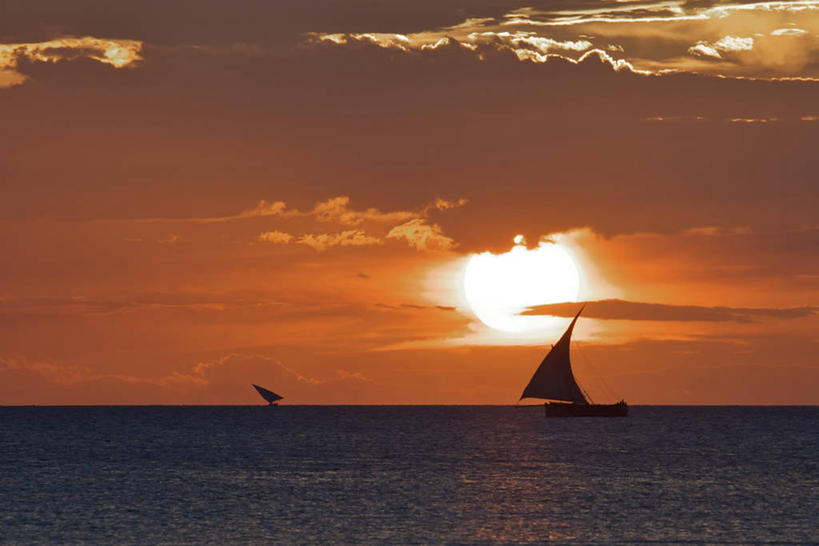 帆船,无人,横图,室外,海洋,日落,太阳,船,坦桑尼亚,水平线,云,自然,交通工具,运输,摄影,宁静,载具,桑吉巴尔,彩图