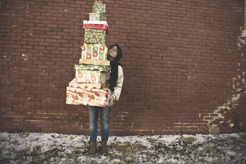 西方人,成年人,一个人,站,横图,室外,白天,礼物,欧洲,美国,欧洲人,仅一个年轻女性,仅一个女性,仅一个人,许多,堆叠,丰富,庆祝,很多,拿着,牛仔裤,休闲装,砖墙,围巾,向上看,平衡,摄影,努力,选择,堪萨斯,年轻女性,女人,女性,白种人,中东人,年轻人,彩图