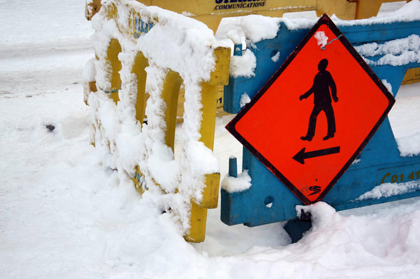 无人,横图,室外,白天,雪,指示牌,爱尔兰,标志,文字,冬天,首都,方向,标识,箭头,红色,寒冷,摄影,指导,指向,簇,彩图