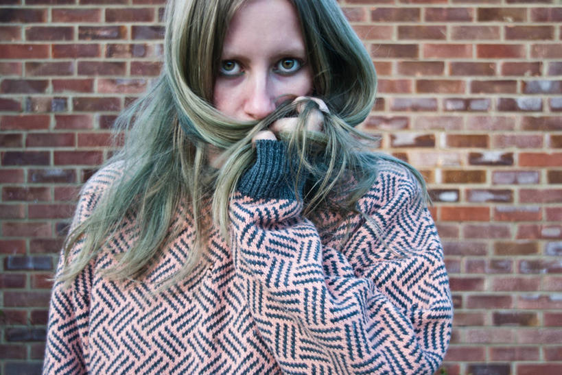 西方人,成年人,脸,头,脸颊,头发,一个人,横图,室外,特写,白天,正面,毛衣,英国,欧洲,欧洲人,仅一个年轻女性,仅一个女性,仅一个人,拿着,砖墙,肩膀,粉色,绿色,个性,摄影,恐怖,忧虑,肖像,艾塞克斯大学,年轻女性,女人,女性,白种人,年轻人,头部,长发,脸部,脸蛋,面部,彩图,掉色