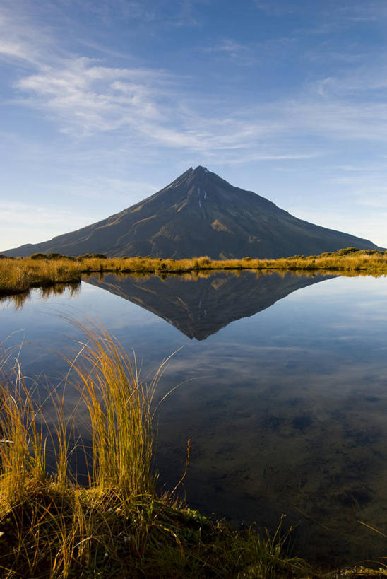 无人,竖图,室外,白天,山,新西兰,反射,云,草,风景,天空,自然,摄影,宁静,国家公园,塔拉纳基山,自然地理,彩图
