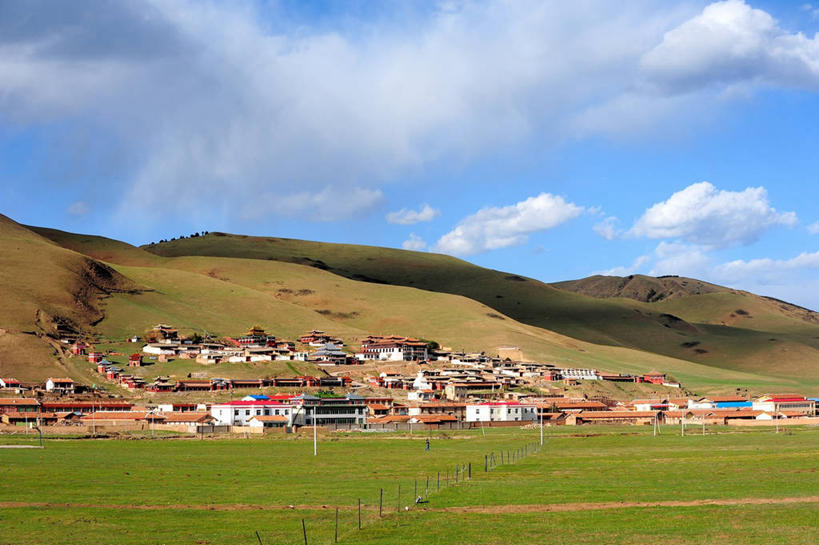 无人,横图,室外,白天,山,山脉,地形,篱笆,云,城镇,草,天空,自然,社区,摄影,宁静,甘肃省,彩图