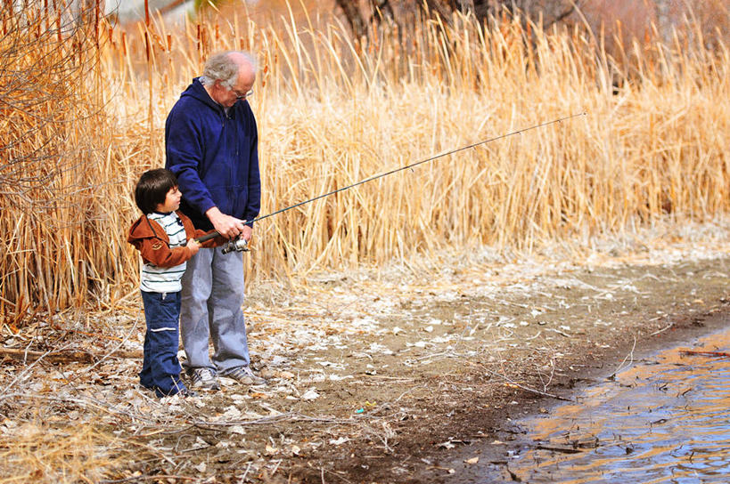 儿童,成年人,老年人,两个人,祖父母,祖父,站,横图,室外,白天,侧面,纯洁,河流,美国,连接,拿着,休闲装,草,小孩,可爱,童年,童趣,摄影,退休,泥,专心,知识,童真,烂漫,无邪,天真,老年男性,男孩,男人,男性,孩子,孙子,钓竿,休闲活动,彩图,钓鱼,代沟