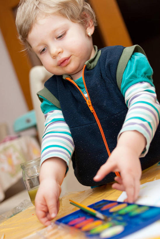 西方人,儿童,头发,一个人,竖图,室内,正面,绘画,纯洁,桌子,欧洲,罗马尼亚,欧洲人,仅一个男性,仅一个人,一排,条纹,艺术,整齐,拿着,注视,休闲装,布置,排列,小孩,画笔,观察,看,仅一个小孩,金色,可爱,童年,童趣,摄影,观看,颜料,涂料,美术,察看,调色板,队列,关注,童真,烂漫,无邪,广口瓶,克卢日纳波卡,美术工艺,天真,男孩,男人,男性,白种人,孩子,半身,彩图,男生