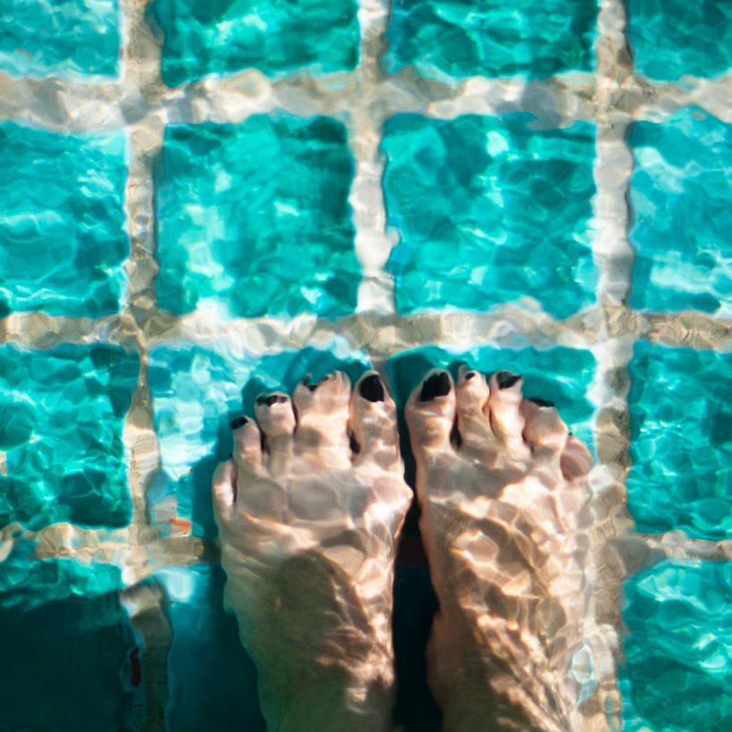 成年人,一个人,游泳池,方图,俯视,白天,水,法国,仅一个女性,透明,指甲油,赤脚,放松,摄影,部分,四肢,彩图,高角度拍摄