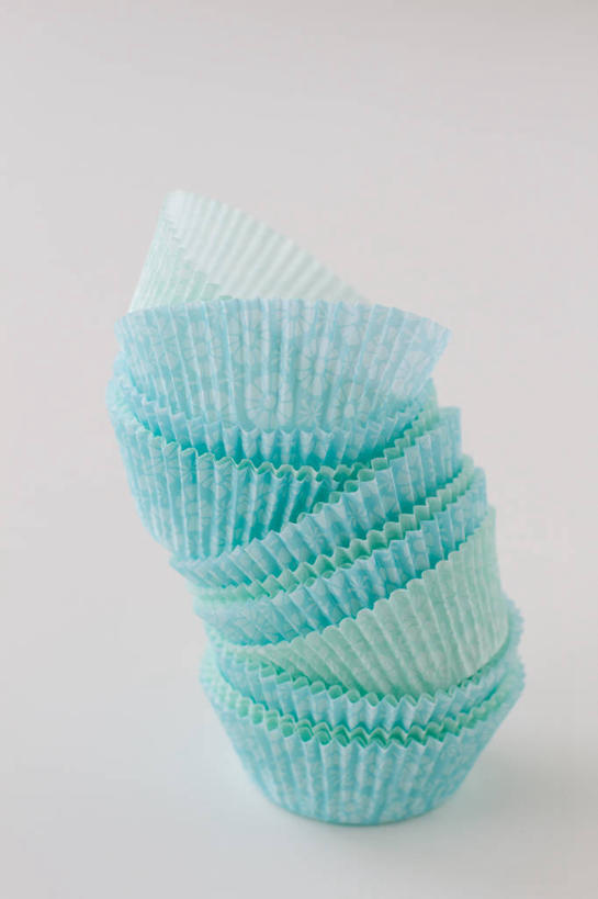 无人,竖图,特写,白色背景,挪威,许多,堆叠,纸,首都,很多,蓝色,平衡,摄影,简单,奥斯陆,蛋糕托杯,彩图,影棚拍摄