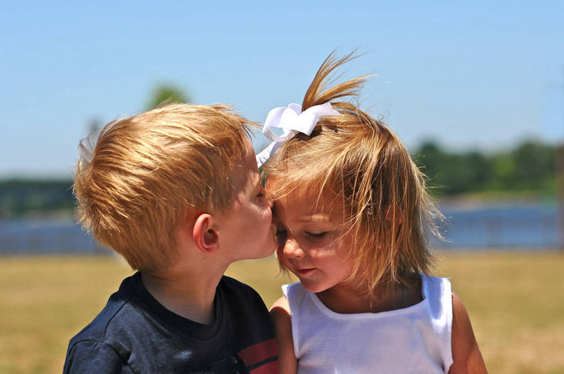 西方人,儿童,脸,头,脸颊,前额,头发,两个人,兄弟,姐妹,横图,室外,白天,纯洁,日光,欧洲,美国,欧洲人,连接,休闲装,肩膀,小孩,金色,可爱,童年,童趣,摄影,童真,烂漫,无邪,新泽西,天真,男孩,男性,女孩,女性,白种人,孩子,头部,脸部,脸蛋,面部,闭着眼睛,亲吻,彩图,爱