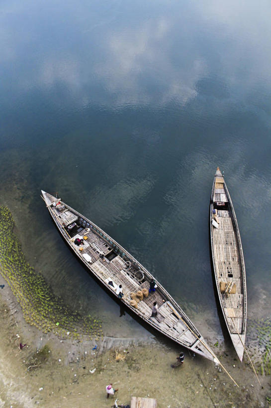 竖图,俯视,航拍,室外,白天,海洋,水,船,孟加拉国,亚洲,停靠,反射,苔藓,自然,运输,摄影,鸟瞰,停泊,南亚,孟加拉人民共和国,彩图,高角度拍摄