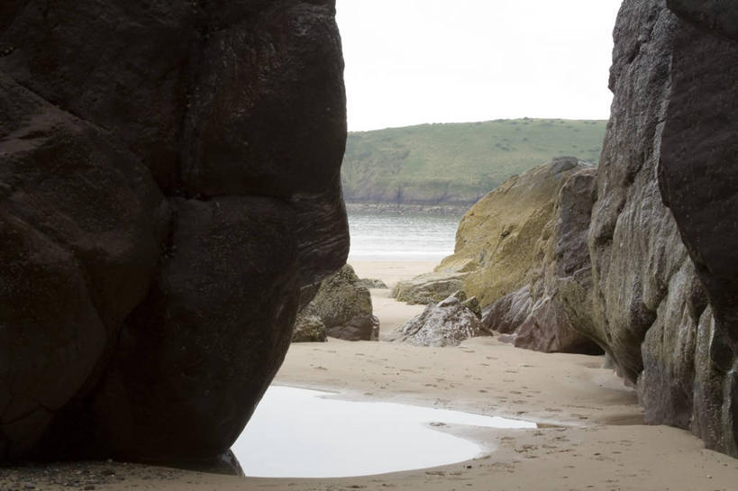 无人,横图,室外,白天,海洋,山,水,英国,沙子,海岸线,苔藓,自然,摄影,退潮,宁静,岩层,威尔士,万里无云,彭布罗克郡,海滩,岩石,彩图