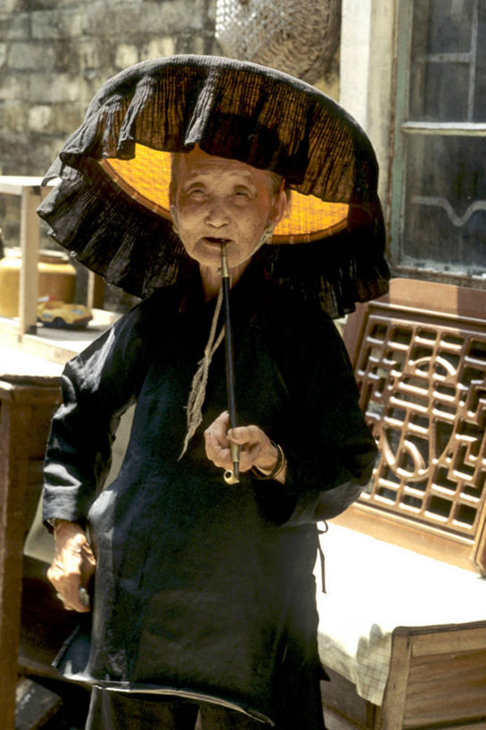 成年人,老年人,一个人,站,吸烟,竖图,室外,白天,正面,香港,仅一个女性,仅一个人,拿着,黑色,摄影,烟斗,仅一个老年女性,中国文化,老年女性,女人,女性,半身,彩图,传统服装,传统文化