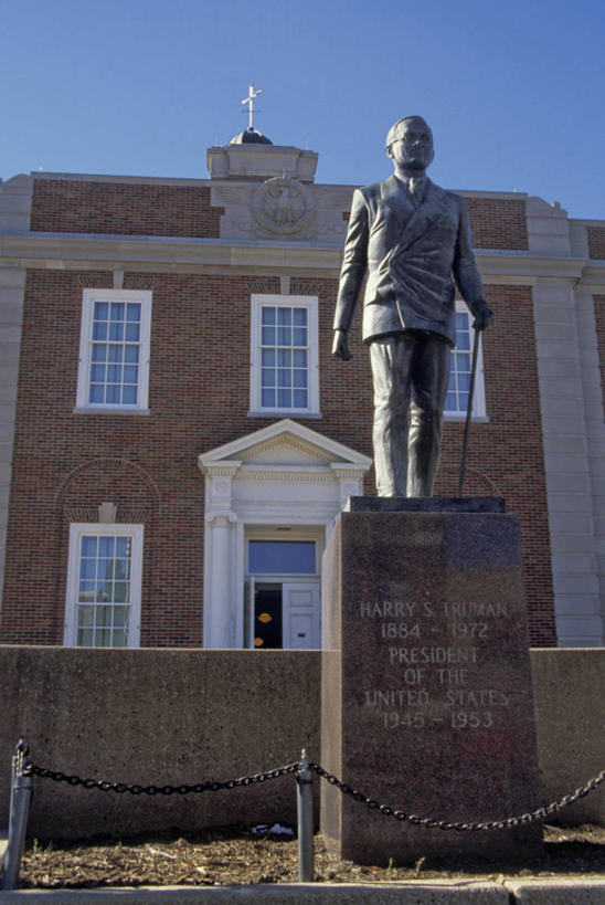 无人,竖图,室外,特写,白天,仰视,窗户,建筑,雕塑,美国,标志,雕像,符号,砖,法院,历史,标识,独立,摄影,万里无云,性别符号,美术工艺,彩图,低角度拍摄,男性符号