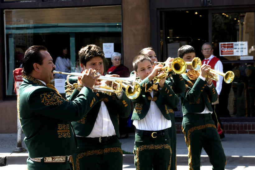 儿童,成年人,横图,室外,白天,美国,五个人,表演,小号,音乐,摄影,音乐人,新墨西哥,圣达菲,男孩,男人,女人,半身,彩图,传统服装,传统文化