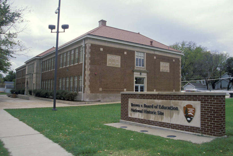 无人,横图,室外,白天,草坪,城市,美国,砖,教育,历史,树,地标建筑,摄影,北美,北美洲,美洲,首府,北亚美利加洲,亚美利加洲,堪萨斯,堪萨斯州,向日葵之州,向日葵州,托皮卡,托尼卡,彩图,美利坚合众国,壁架