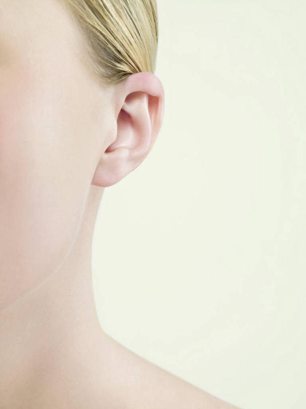 西方人,脸,头,耳朵,脸颊,脖子,一个人,竖图,室内,特写,白天,白色背景,正面,欧洲,欧洲人,仅一个年轻女性,仅一个女性,仅一个人,听,肩膀,摄影,影棚,摄影棚,年轻女性,女人,女性,白种人,头部,脖,耳,耳部,颈,颈部,脸部,脸蛋,面部,半身,彩图,影棚拍摄,拍摄