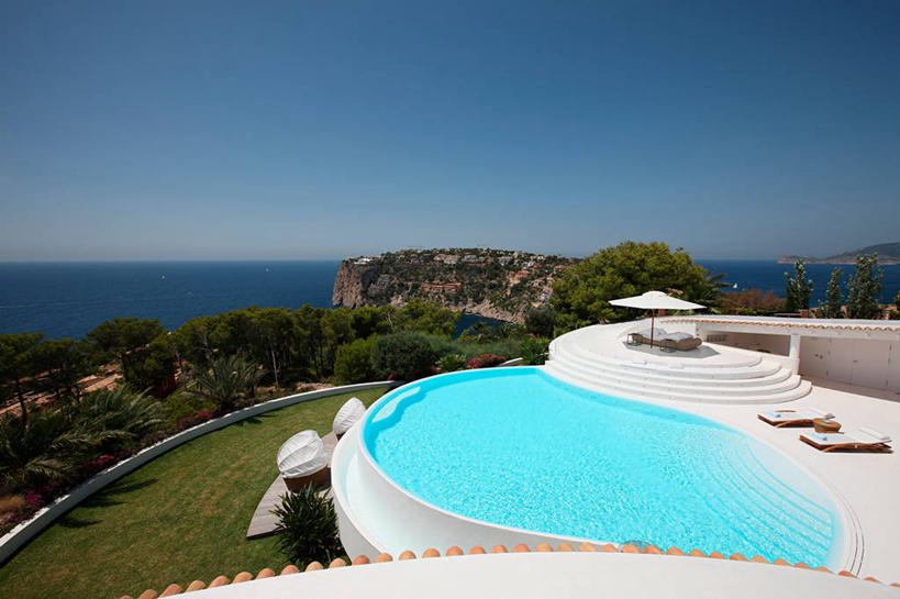 无人,游泳池,家,横图,室外,白天,水,日光,西班牙,欧洲,球袋,院子,干净,现代,蓝色,白色,休闲椅,当代