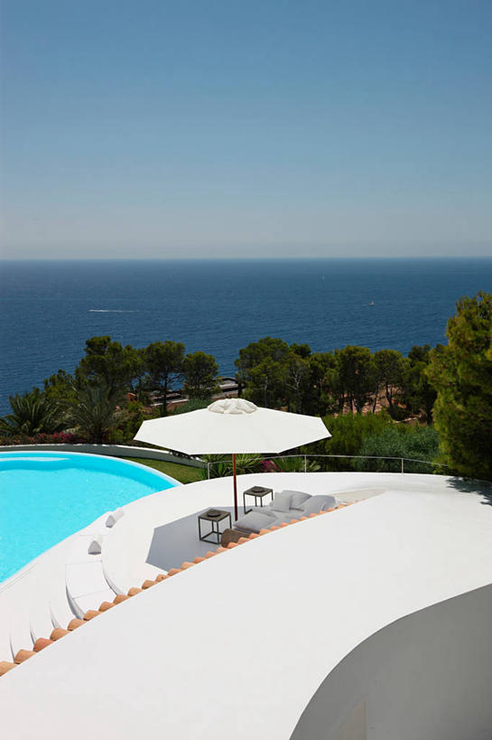 无人,体育馆,游泳池,竖图,室外,白天,水,日光,西班牙,欧洲,球袋,伞,水池,水面,院子,现代,泳池,游泳馆,当代