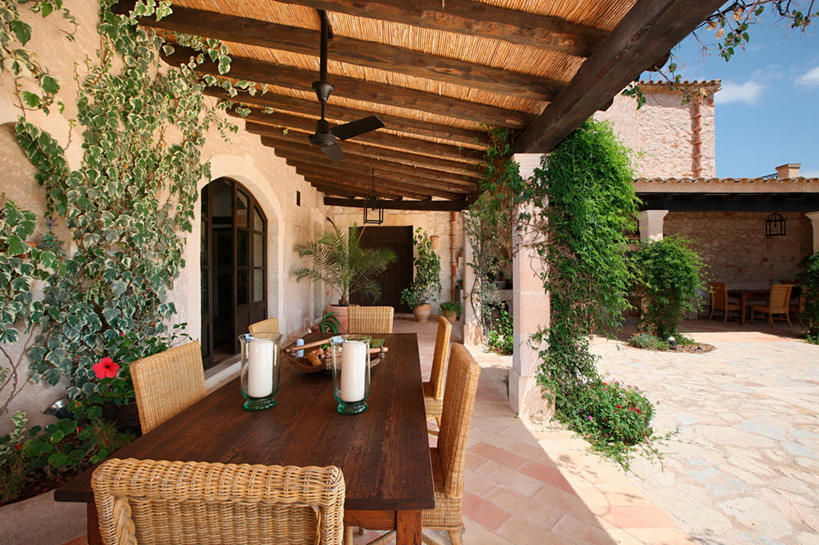 无人,横图,室外,白天,餐桌,家具,桌子,日光,西班牙,欧洲,院子,石墙,吊扇