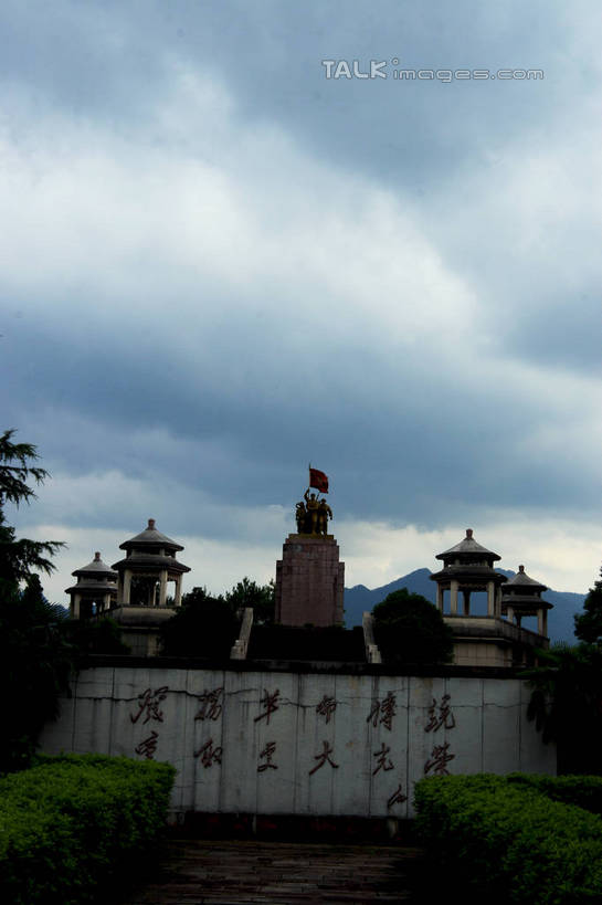 无人,竖图,室外,白天,仰视,旅游,度假,成功,胜利,美景,树林,植物,旗帜,国旗,雕塑,井冈山,中国,亚洲,许多,阴影,艺术,装饰,光线,标志,雕刻,雕像,文字,影子,字符,亭子,景观,云,云朵,云彩,娱乐,标识,江西,石雕,树,树木,蓝色,绿色,白云,蓝天,天空,阳光,自然,工艺品,凉亭,天,享受,休闲,汉字,景色,放松,生长,晴朗,成长,纪念,美术,中文,自然风光,主题,陈列,东亚,江西省,中华人民共和国,华东地区,功能,美学,国文,华文,赣,革命,吉安,吉安市,革命根据地,革命烈士纪念碑,旗,晴空,彩图,低角度拍摄,bjzqp1