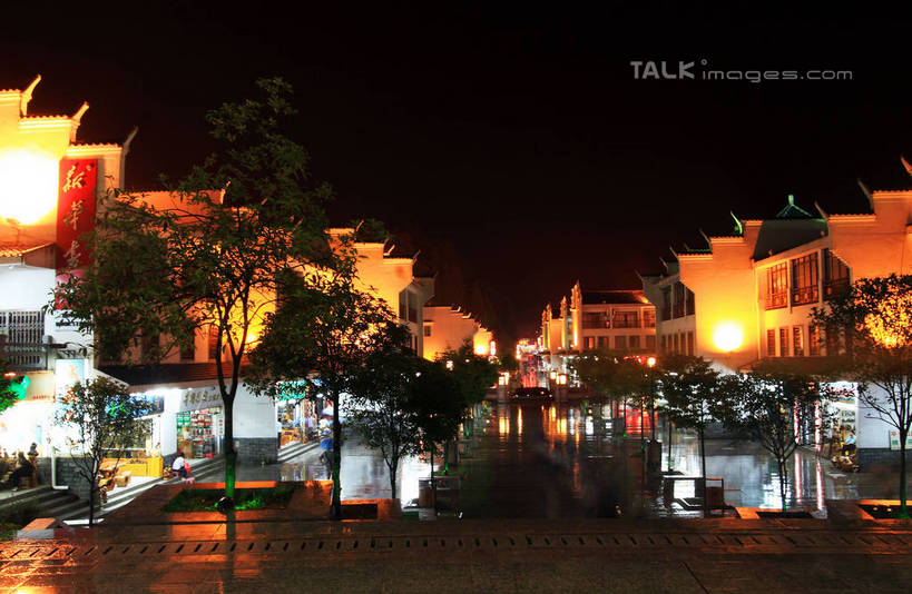 无人,家,书店,横图,全景,俯视,室外,夜晚,旅游,度假,美景,树林,天际线,植物,道路,街道,路,路灯,公路,照明,井冈山,中国,亚洲,许多,阴影,古老,光线,标志,文字,影子,字符,房屋,屋子,景观,大街,灯光,交通,娱乐,标识,江西,楼房,住宅,灯,树,树木,绿色,黑色,天空,自然,天,享受,休闲,游玩,汉字,景色,放松,生长,成长,照亮,照明设备,中文,自然风光,东亚,江西省,中华人民共和国,华东地区,国文,华文,赣,革命,吉安,吉安市,革命根据地,马路,彩图,高角度拍摄,房子,bjzqp1