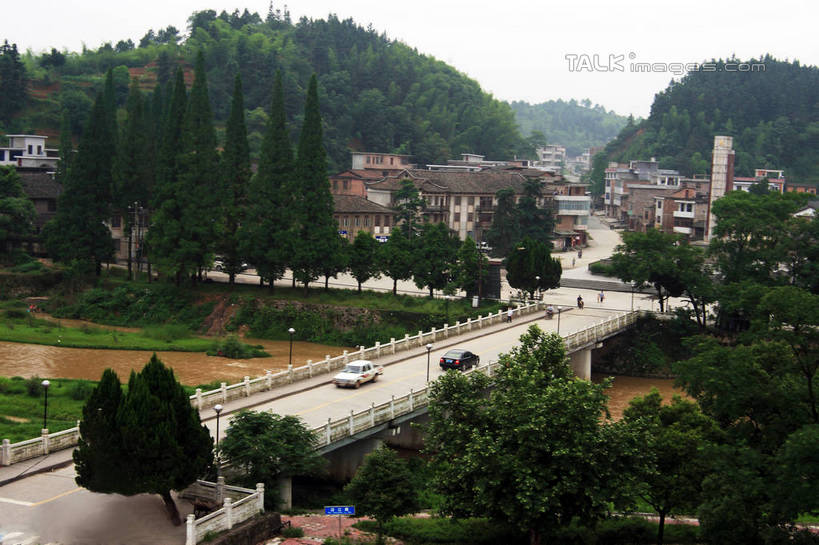 无人,栏杆,横图,俯视,室外,白天,旅游,度假,河流,石头,美景,山,树林,水,植物,路灯,指示牌,汽车,照明,井冈山,中国,亚洲,两辆,许多,标志,石子,文字,河水,景观,山峰,水流,围栏,桥,灯光,山峦,娱乐,标识,江西,石桥,护栏,路牌,拱桥,栈桥,车,灯,树,树木,黄色,蓝色,绿色,蓝天,天空,自然,交通工具,轿车,天,享受,休闲,景色,放松,拱形,生长,晴朗,成长,人行桥,石拱桥,照亮,照明设备,自然风光,载具,东亚,江西省,万里无云,中华人民共和国,华东地区,赣,革命,吉安,吉安市,革命根据地,黄洋界,石块,晴空,晴空万里,彩图,高角度拍摄,bjzqp1