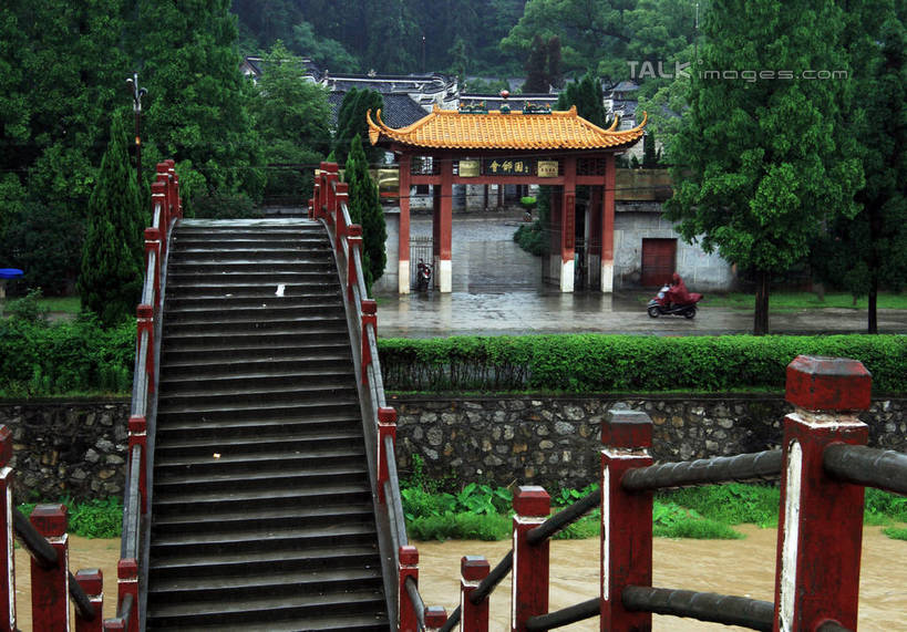 东方人,一个人,家,栏杆,横图,俯视,室外,白天,旅游,度假,石头,美景,树林,植物,门,道路,路,公路,摩托车,井冈山,中国,亚洲,仅一个人,两辆,许多,古老,标志,牌匾,石子,文字,字符,房屋,阶梯,屋子,景观,围栏,围墙,桥,交通,黄种人,娱乐,标识,江西,石桥,护栏,楼房,拱桥,台阶,住宅,栈桥,车,树,树木,绿色,自然,门框,交通工具,驾驶,行驶,享受,休闲,石阶,汉字,景色,放松,拱形,生长,潮湿,成长,人行桥,石拱桥,操纵,控制,中文,自然风光,载具,雨衣,东亚,操控,江西省,中华人民共和国,华东地区,把持,国文,华文,赣,湿润,革命,吉安,吉安市,革命根据地,会师园,亚洲人,石块,马路,彩图,高角度拍摄,全身,房子,bjzqp1