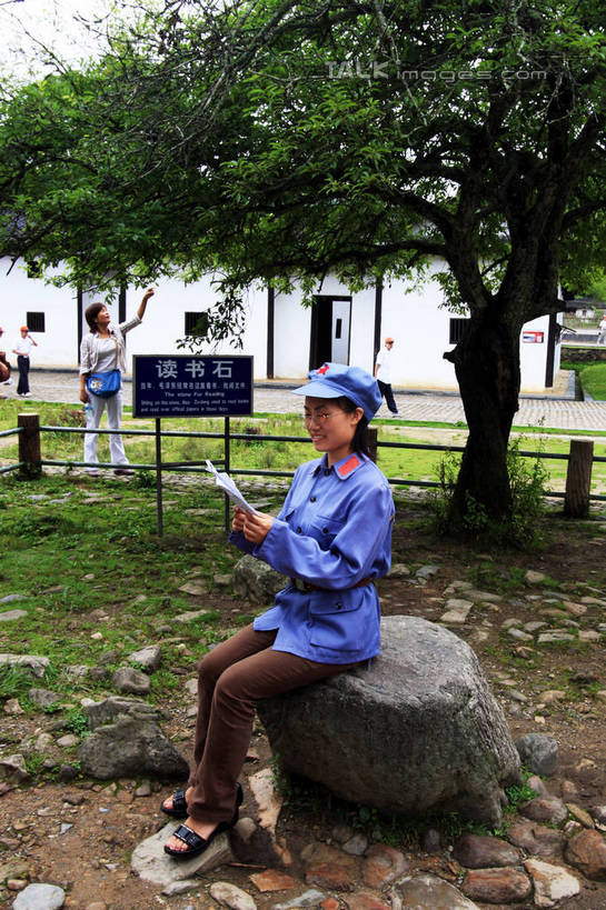 东方人,一个人,家,坐,举,笑,微笑,露齿笑,竖图,室外,白天,侧面,制服,看书,旅游,度假,阅读,草地,草坪,石头,美景,植物,道路,路,公路,书籍,井冈山,中国,亚洲,仅一个年轻女性,仅一个女性,仅一个人,一棵,握,学习,石子,房屋,屋子,景观,枝条,交通,拿,拿着,注视,黄种人,娱乐,江西,楼房,住宅,草,树,树干,树木,树枝,衣服,绿色,自然,书本,观察,看,托,享受,休闲,景色,放松,读书,浏览,握着,生长,成长,观看,军人,察看,军装,关注,自然风光,军服,东亚,江西省,中华人民共和国,华东地区,赣,革命,吉安,吉安市,读书石,革命根据地,年轻女性,女人,女性,亚洲人,书,图书,石块,岩石,马路,举起,举手,举着,向上举,向上伸,向上托,坐着,彩图,全身,房子,bjzqp1