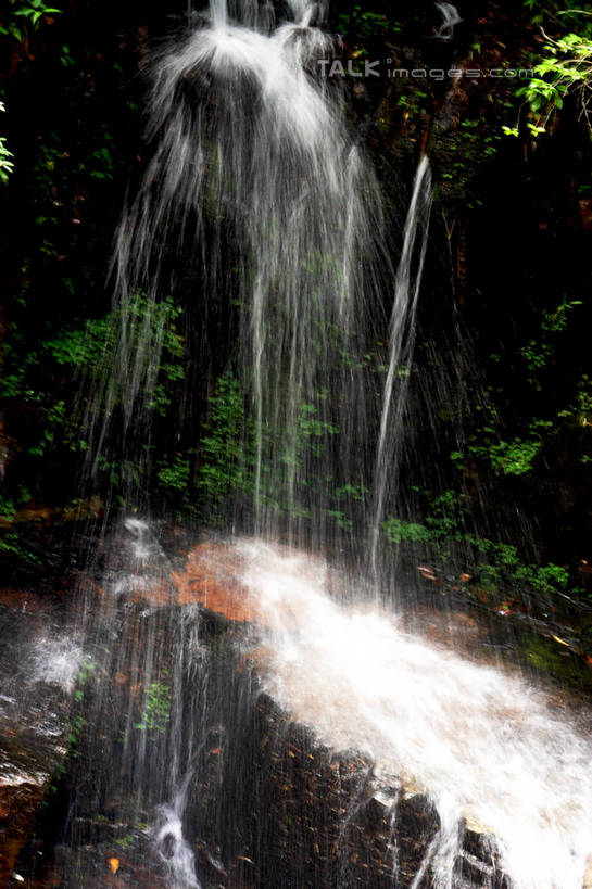 无人,竖图,室外,白天,仰视,旅游,度假,草地,美景,瀑布,山,山脉,水,植物,井冈山,中国,亚洲,飞溅,溅,液体,景观,山峰,水滴,水花,山峦,娱乐,江西,水珠,草,绿色,白色,自然,群山,享受,休闲,景色,放松,喷洒,自然风光,东亚,江西省,中华人民共和国,华东地区,赣,革命,吉安,吉安市,革命根据地,跌水,彩图,低角度拍摄,bjzqp1