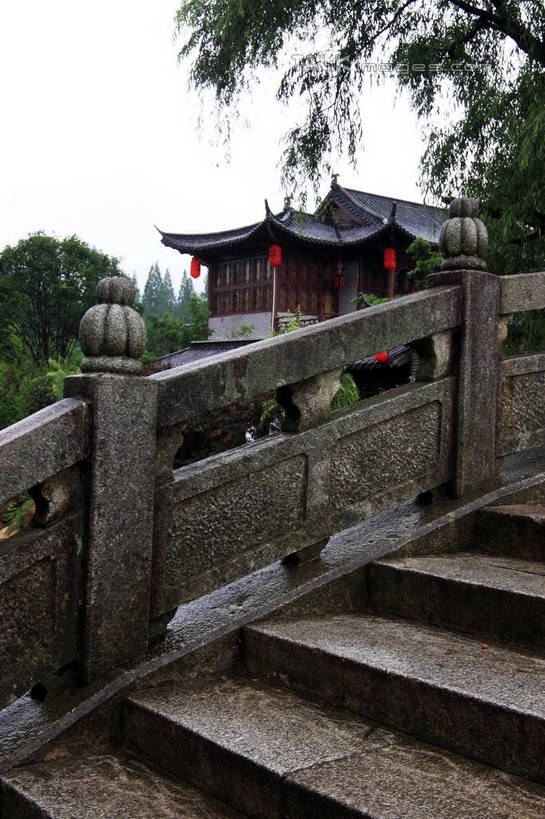 无人,家,栏杆,竖图,俯视,室外,白天,旅游,度假,石头,美景,树林,植物,楼梯,照明,井冈山,中国,亚洲,许多,古老,灯笼,扶手,石子,纸灯笼,房屋,阶梯,屋子,景观,桥,娱乐,江西,石桥,护栏,楼房,拱桥,台阶,住宅,栈桥,树,树木,红色,蓝色,绿色,蓝天,天空,自然,灯具,天,享受,休闲,景色,放松,拱形,生长,晴朗,成长,人行桥,石拱桥,照亮,照明设备,自然风光,东亚,江西省,万里无云,中华人民共和国,华东地区,赣,革命,吉安,吉安市,革命根据地,石块,晴空,晴空万里,彩图,高角度拍摄,房子,bjzqp1