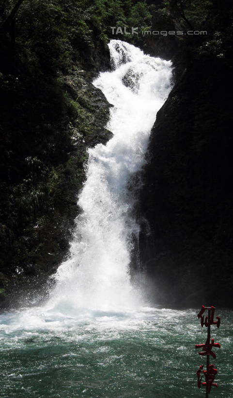 无人,竖图,室外,白天,仰视,旅游,度假,河流,石头,美景,瀑布,水,井冈山,中国,亚洲,阴影,飞溅,溅,光线,石子,液体,影子,河水,景观,水滴,水花,水流,娱乐,江西,水珠,小溪,阳光,自然,溪水,享受,休闲,景色,放松,喷洒,自然风光,东亚,江西省,中华人民共和国,华东地区,赣,革命,吉安,吉安市,革命根据地,黄洋界,仙女潭,跌水,石块,岩石,彩图,低角度拍摄,bjzqp1