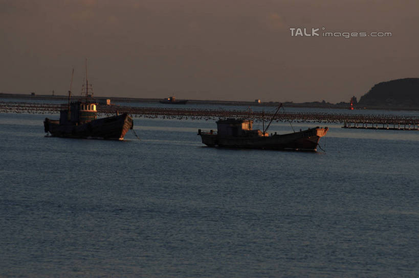 帆船,无人,横图,俯视,室外,白天,湖,湖泊,美景,日落,山,山脉,水,船,阴影,波纹,光线,影子,湖面,景观,山峰,水流,水面,晚霞,霞光,涟漪,山峦,两艘,蓝色,蓝天,水纹,天空,阳光,自然,黄昏,交通工具,波浪,湖水,群山,天,休闲,景色,彩霞,放松,晴朗,波光粼粼,载具,万里无云,水晕,晴空,晴空万里,夕阳,彩图,高角度拍摄,bjzqp1
