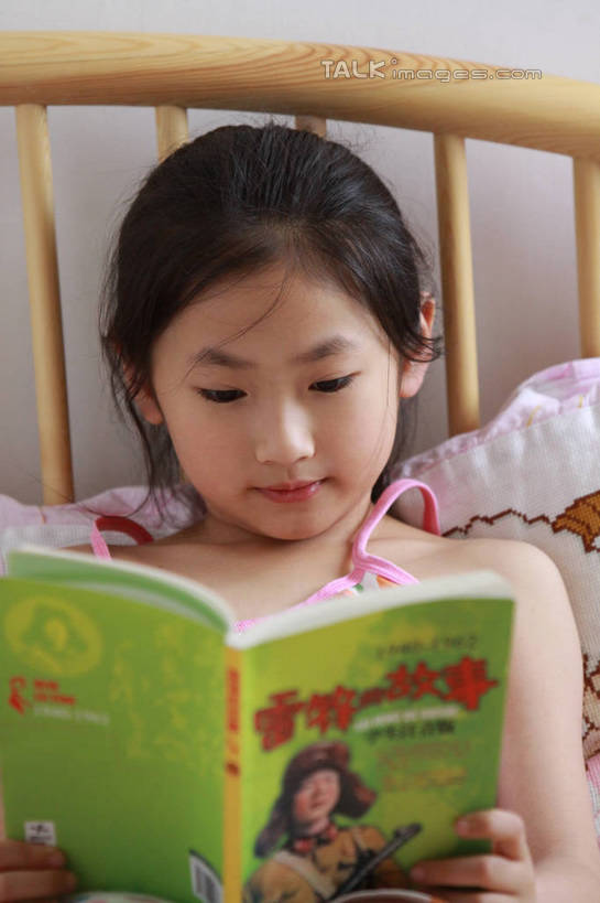 东方人,儿童,一个人,躺,竖图,室内,白天,正面,看书,阅读,纯洁,床,靠垫,卧室,书籍,吊带,亚洲,仅一个女性,仅一个人,握,学习,花纹,服装,装饰,图案,斑点,墙,床单,靠枕,拿,拿着,注视,休闲装,黄种人,被子,墙壁,墙面,小孩,衣服,书本,垫子,枕头,观察,看,仅一个小孩,休闲,休闲服,可爱,童年,童趣,读书,浏览,握着,服饰,单人床,观看,华丽,修饰,点缀,察看,被单,关注,童真,烂漫,无邪,衬托,美观,雅致,雅观,卧着,天真,女孩,女人,女性,亚洲人,孩子,书,图书,躺着,卧,半身,彩图,睡房,卧房,女生,hascy1