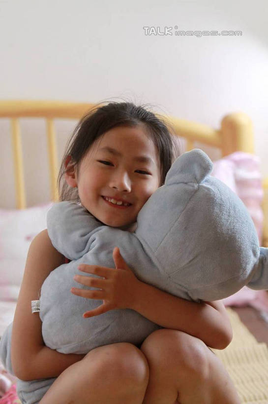 东方人,儿童,一个人,竖图,室内,白天,正面,游戏,纯洁,床,靠垫,卧室,玩具,亚洲,仅一个女性,仅一个人,阴影,服装,光线,影子,斑点,墙,灯光,床单,靠枕,玩,休闲装,黄种人,娱乐,被子,墙壁,墙面,小孩,衣服,床头柜,垫子,枕头,仅一个小孩,休闲,休闲服,可爱,童年,童趣,益智,服饰,毛绒玩具,单人床,活动,草席,被单,发泄,消遣,智力,童真,烂漫,无邪,宣泄,天真,女孩,女人,女性,亚洲人,孩子,玩耍,嬉戏,半身,彩图,睡房,卧房,女生,hascy1